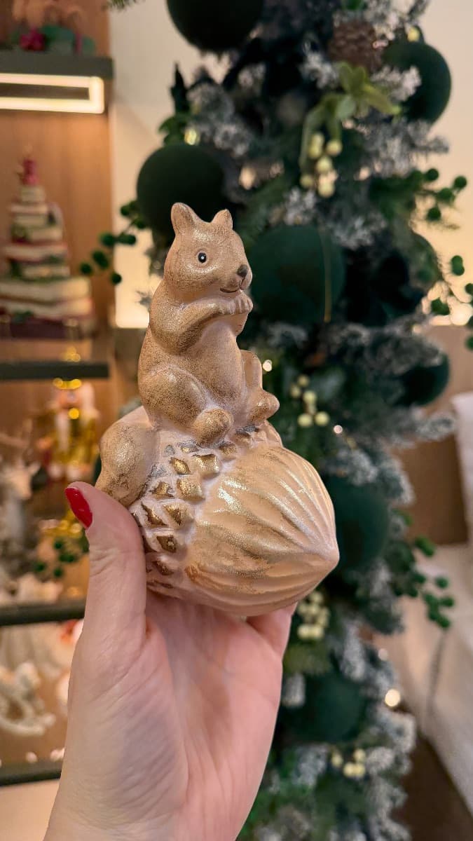 Esquilo Decorativo sobre Pinha – Bege e Dourado 16cm — imagem 3