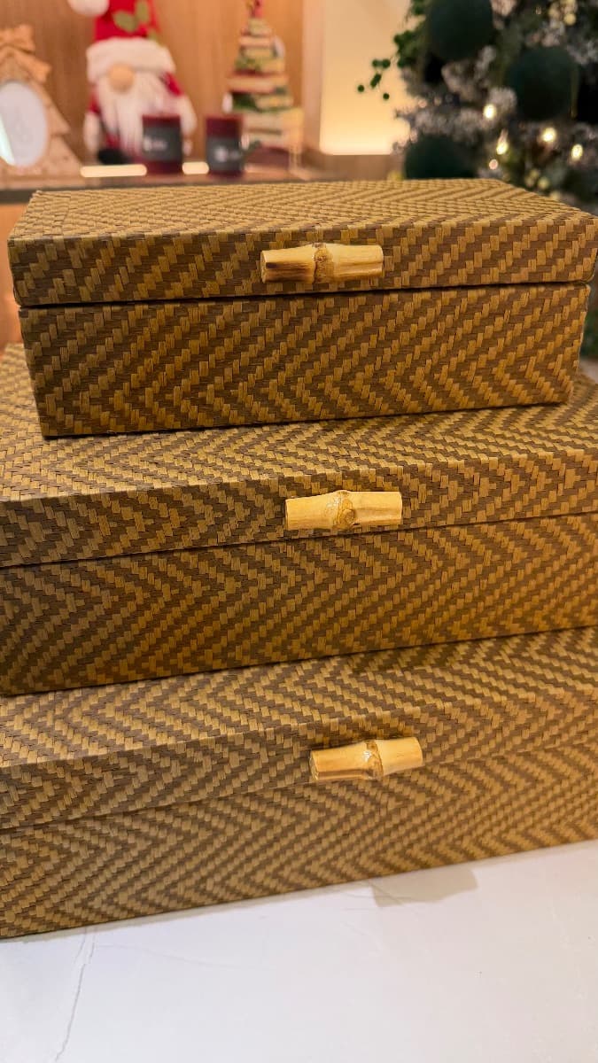 Kit de Caixas Retangulares em MDF com Detalhe em Palha e Fecho de Bambu – 3 Peças — imagem 3