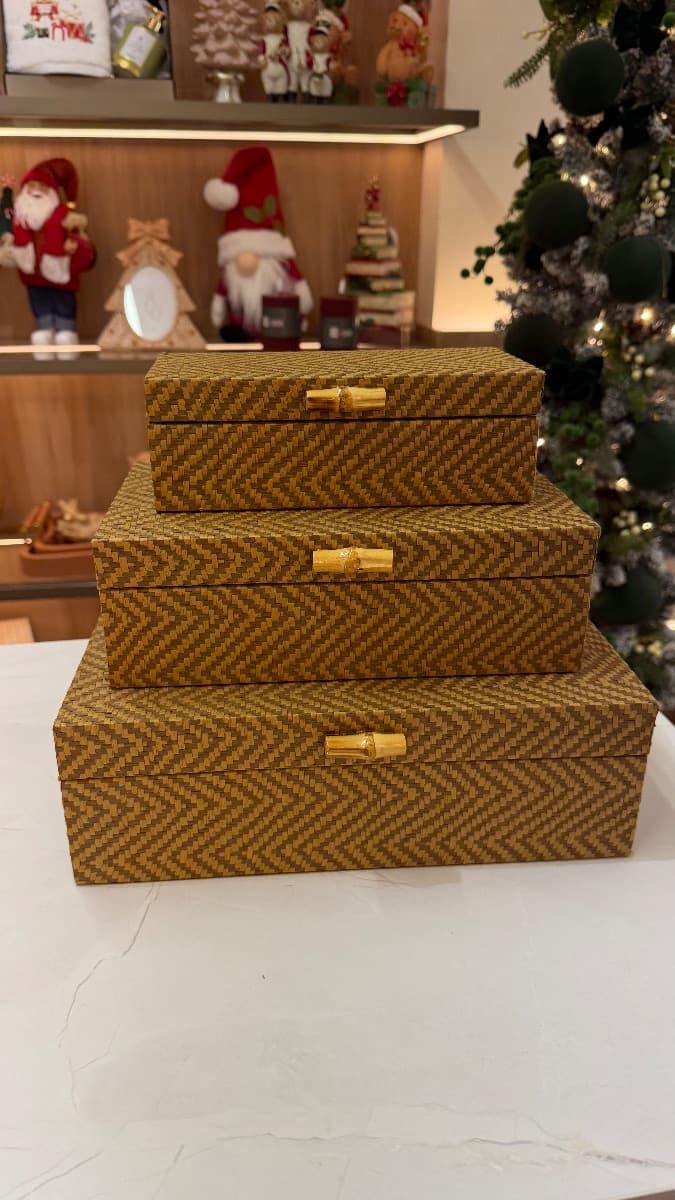 Kit de Caixas Retangulares em MDF com Detalhe em Palha e Fecho de Bambu – 3 Peças