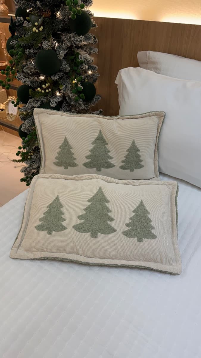 Almofada Verde e Creme com Árvores de Natal – 50 cm — imagem 3