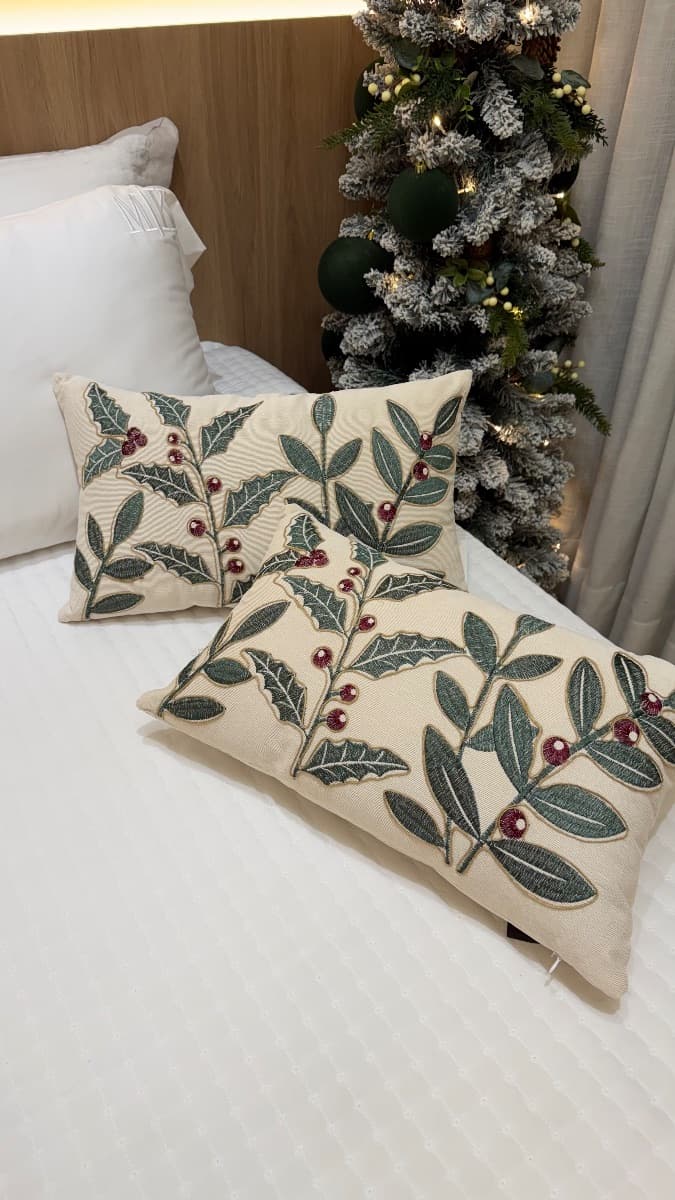 Almofada Natalina com Folhagens e Frutinhas – Cromus — imagem 2