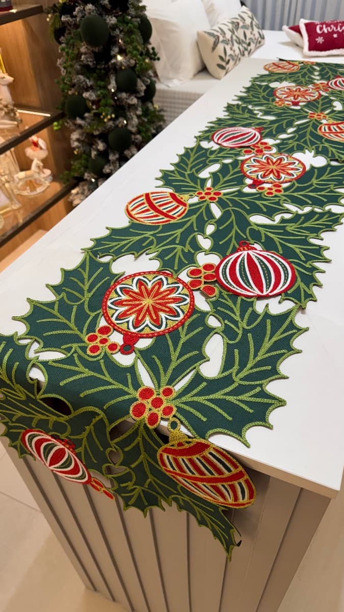 Caminho de Mesa Natalino - Verde com Enfeites  — imagem 2