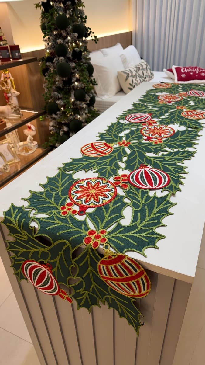 Caminho de Mesa Natalino - Verde com Enfeites  — imagem 3
