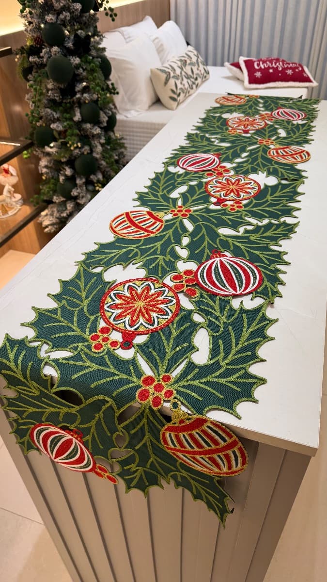 Caminho de Mesa Natalino - Verde com Enfeites 