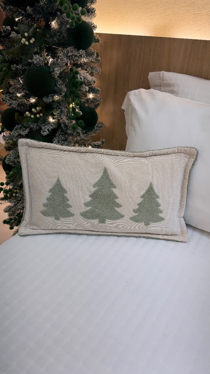 Almofada Verde e Creme com Árvores de Natal – 50 cm