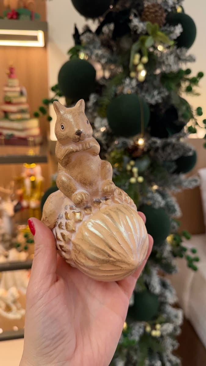 Esquilo Decorativo sobre Pinha – Bege e Dourado 16cm — imagem 2