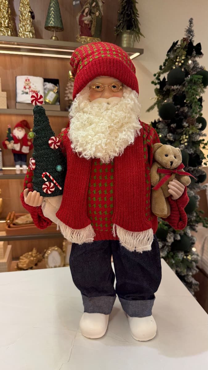 Papai Noel Decorativo com Árvore de Doces e Ursinho – 63 cm — imagem 3