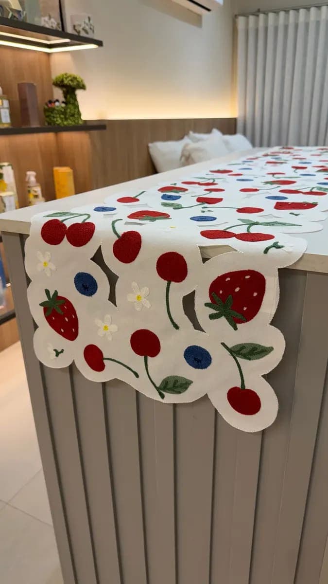 Trilho de Mesa Decorativo – Cereja